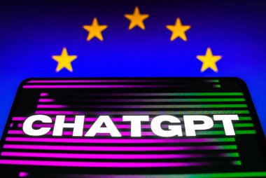 5 Nisan 2023, Brezilya. Bu resimde, ChatGPT logosu akıllı bir telefon ve arka planda Avrupa Birliği bayrağı olarak gösterilir.