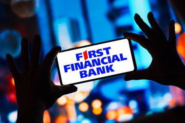 10 Nisan 2023, Brezilya. Bu resimde, First Financial Bank logosu akıllı telefon ekranında gösteriliyor