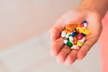 11 Nisan 2023, Brezilya. Bu resimde, bir kişi elinde birden fazla ilaç hapı tutuyor.