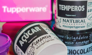 12 Nisan 2023, Brezilya. Bu resimde, akıllı telefonun yanında Tupperware logosunu gösteren çeşitli plastik ürünler yığını var.
