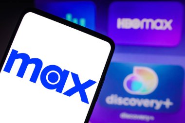 13 Nisan 2023, Brezilya. Bu resimde Max logosu bir akıllı telefon ve arka planda HBO Max ve Discovery logosu ile görüntülenir.