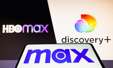 13 Nisan 2023, Brezilya. Bu resimde Max logosu bir akıllı telefon ve arka planda HBO Max ve Discovery logosu ile görüntülenir.