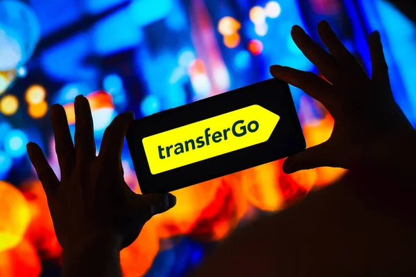 2023年4月16日 在这张照片中 Transfergo标志显示在智能手机屏幕上 — 图库照片