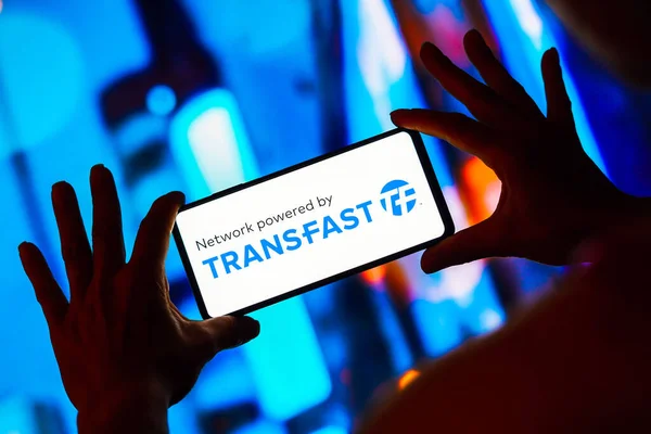 2023年4月16日 在这张照片中 Transfast标志显示在智能手机屏幕上 — 图库照片