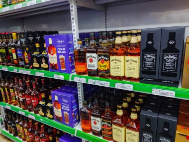 18 Nisan 2023, Paraguay. Pedro Juan Caballero, Paraguay 'da süpermarket rafında Jack Daniel' in viskisinden şişeler.