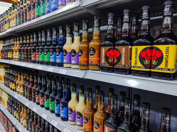 Kwietnia 2023 Paragwaju Kilka Butelek Napojów Alkoholowych Półce Supermarketu Mieście — Zdjęcie stockowe