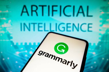 19 Nisan 2023, Brezilya. Bu fotoğraf illüstrasyonunda, gramer logosu akıllı telefon ekranında görüntülenir ve arka planda yapay zeka gösterilir.