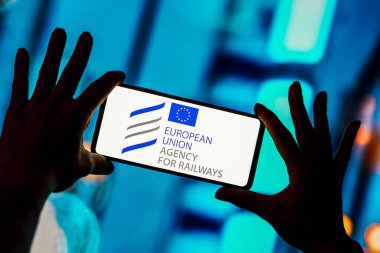 20 Nisan 2023, Brezilya. Bu resimde, Avrupa Birliği Demiryolları Ajansı (ERA) logosu akıllı telefon ekranında sergilenmektedir.