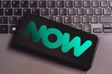 28 Nisan 2023, Brezilya. Bu resimde, Now logosu akıllı telefon ekranında gösteriliyor