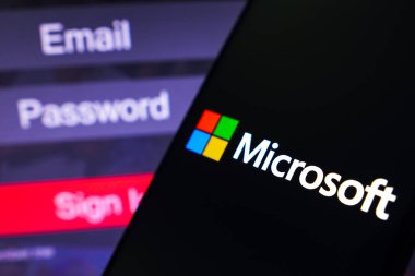 1 Mayıs 2023, Brezilya. Bu fotoğraf illüstrasyonunda, Microsoft Corporation logosu bir akıllı telefon ekranında, bir giriş ekranının yanında, e- posta, şifre ve imza ile görüntülenir