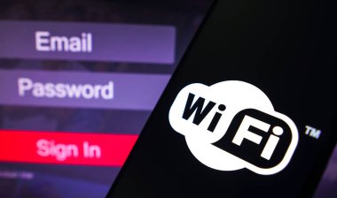 1 Mayıs 2023, Brezilya. Bu fotoğraf illüstrasyonunda, Wi-Fi logosu bir akıllı telefon ekranında, giriş ekranının yanında, e- posta, şifre ve imza ile görüntülenir