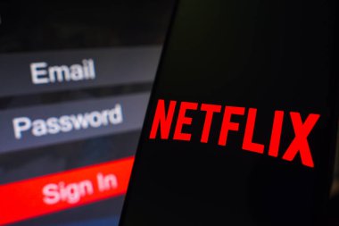1 Mayıs 2023, Brezilya. Bu fotoğraf illüstrasyonunda Netflix logosu bir akıllı telefon ekranında, bir giriş ekranının yanında, e- posta, şifre ve imza ile görüntülenir