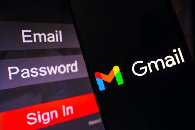 1 Mayıs 2023, Brezilya. Bu fotoğraf illüstrasyonunda, Gmail logosu bir akıllı telefon ekranında, giriş ekranının yanında, e- posta, şifre ve imza ile görüntülenir