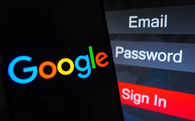 1 Mayıs 2023, Brezilya. Bu fotoğraf illüstrasyonunda, Google logosu bir akıllı telefon ekranında, bir giriş ekranının yanında, e- posta, şifre ve imza ile görüntülenir