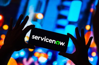 4 Mayıs 2023, Brezilya. Bu resimde, ServisNow, Inc. logosu akıllı telefon ekranında görüntülenir