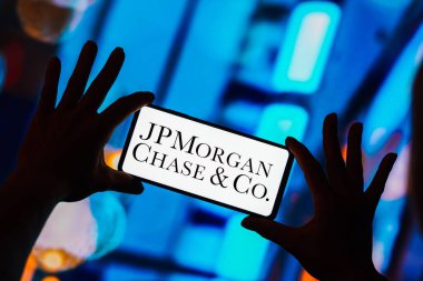 4 Mayıs 2023, Brezilya. Bu resimde, JPMorgan Chase logosu akıllı telefon ekranında gösteriliyor.
