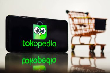 8 Mayıs 2023, Brezilya. Bu resimde, Tokopedia logosu bir alışveriş arabasıyla birlikte akıllı bir telefonda sergileniyor.