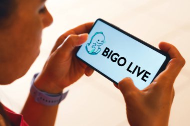 12 Mayıs 2023, Brezilya. Bu resimde, Bigo Live logosu akıllı telefon ekranında gösteriliyor