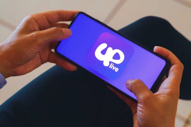 12 Mayıs 2023, Brezilya. Bu resimde Uplive logosu akıllı telefon ekranında gösteriliyor.