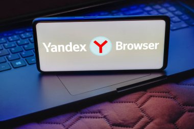 15 Mayıs 2023, Brezilya. Bu resimde, Yandex Tarayıcı logosu akıllı telefon ekranında görüntülenir