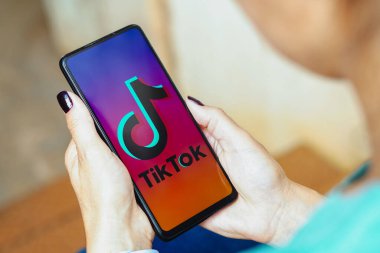 21 Mayıs 2023, Brezilya. Bu resimde, TikTok logosu akıllı telefon ekranında görüntülenir