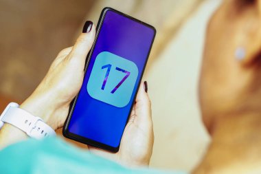21 Mayıs 2023, Brezilya. Bu resimde, Apple iOS 17 logosu akıllı telefon ekranında görüntülenir