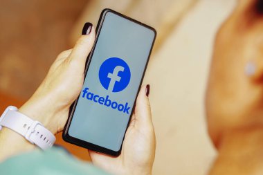 21 Mayıs 2023, Brezilya. Bu resimde, Facebook logosu akıllı telefon ekranında gösteriliyor