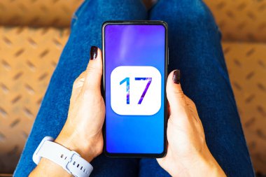 21 Mayıs 2023, Brezilya. Bu resimde, Apple iOS 17 logosu akıllı telefon ekranında görüntülenir
