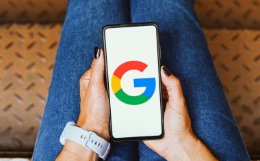 22 Mayıs 2023, Brezilya. Bu resimde, Google logosu akıllı telefon ekranında görüntülenir