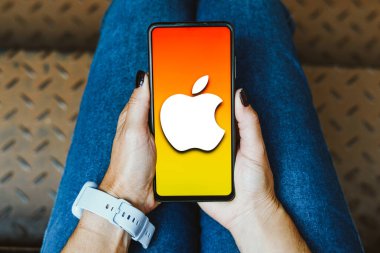 22 Mayıs 2023, Brezilya. Bu resimde, Apple Inc. logosu akıllı telefon ekranında gösterilir