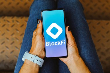 22 Mayıs 2023, Brezilya. Bu resimde, BlockFi logosu akıllı telefon ekranında görüntülenir