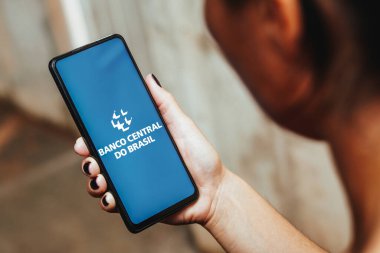 22 Mayıs 2023, Brezilya. Bu resimde, Banco Central do Brasil (BCB) logosu akıllı telefon ekranında gösterilir.