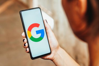 22 Mayıs 2023, Brezilya. Bu resimde, Google logosu akıllı telefon ekranında görüntülenir