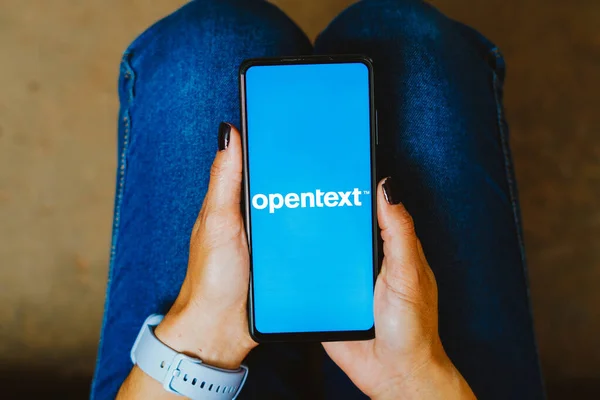 Mayıs 2023 Brezilya Resimde Opentext Corporation Logosu Bir Akıllı Telefon — Stok fotoğraf