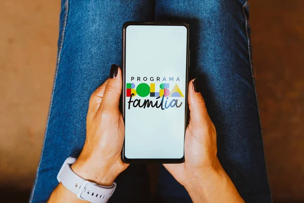 2023 브라질 삽화에서 파밀리아 로고는 스마트폰 화면에 표시됩니다 — 스톡 사진