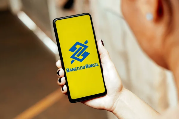 2023年5月24日 在这张照片中 巴西银行的标志被显示在智能手机屏幕上 — 图库照片