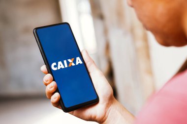 27 Mayıs 2023, Brezilya. Bu resimde, Caixa the Federal (CEF) logosu akıllı telefon ekranında gösterilir..