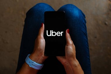 28 Mayıs 2023, Brezilya. Bu resimde, Uber logosu akıllı telefon ekranında görüntülenir