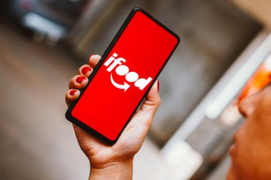 28 Mayıs 2023, Brezilya. Bu resimde, iFood logosu akıllı telefon ekranında gösteriliyor