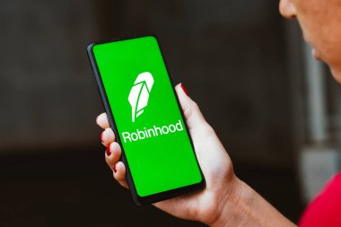 30 Mayıs 2023, Brezilya. Bu fotoğraf illüstrasyonunda Robinhood Pazarı, Inc. logosu akıllı telefon ekranında gösteriliyor