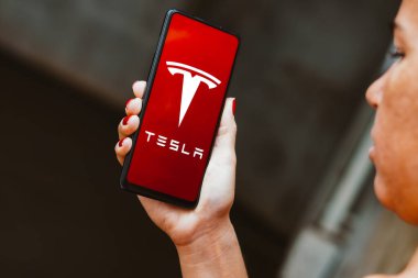 30 Mayıs 2023, Brezilya. Bu resimde, Tesla, Inc. logosu akıllı telefon ekranında gösteriliyor