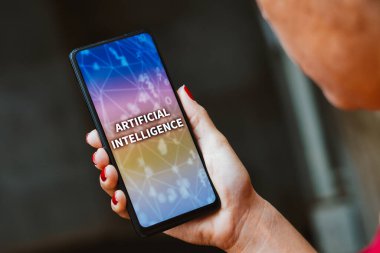 30 Mayıs 2023, Brezilya. Bu fotoğraf illüstrasyonunda, Yapay Zeka (AI) metni akıllı telefon ekranında görüntülenir
