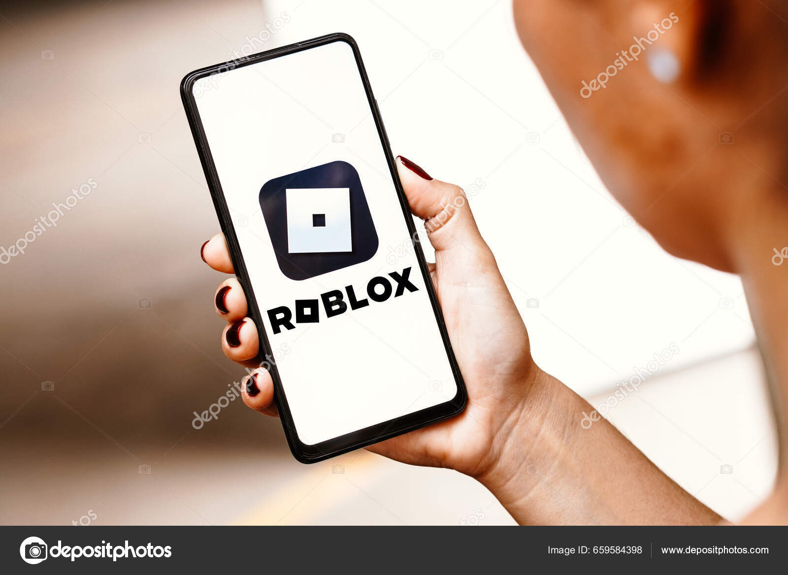 Logotipo Roblox Na Tela Do Smartphone. Um Quadro Do Jogo Roblox Em