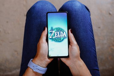31 Mayıs 2023, Brezilya. Bu resimde, Zelda Efsanesi: Krallık logosunun Gözyaşları akıllı telefon ekranında gösterilir