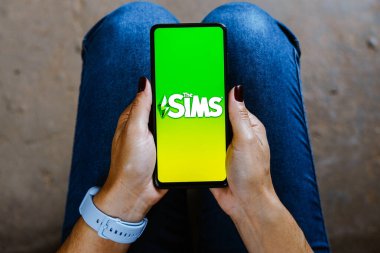 31 Mayıs 2023, Brezilya. Bu resimde, Sims logosu akıllı telefon ekranında görüntülenir
