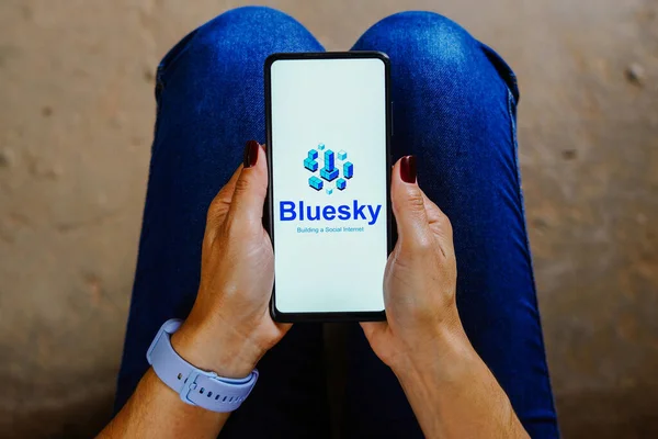 브라질 2023 삽화에서 블루스 로고는 스마트폰 화면에 표시됩니다 — 스톡 사진