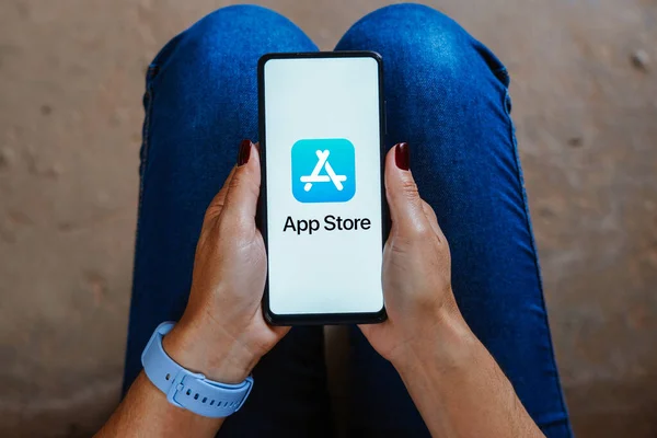 Mayıs 2023 Brezilya Fotoğraf Illüstrasyonunda App Store Logosu Akıllı Telefon — Stok fotoğraf
