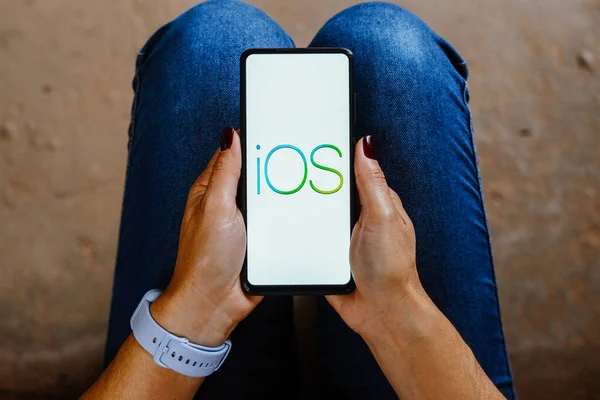 Mayıs 2023 Brezilya Resimde Ios Logosu Akıllı Telefon Ekranında Görüntülenir — Stok fotoğraf