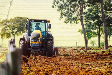 2 Haziran 2023, Brezilya. Bir Valtra traktörü Brezilya 'da kırsal bir arazide tarım için toprak sürüyor