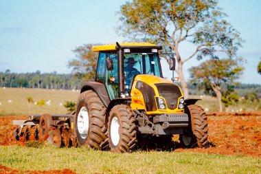 2 Haziran 2023, Brezilya. Bir Valtra traktörü Brezilya 'da kırsal bir arazide tarım için toprak sürüyor